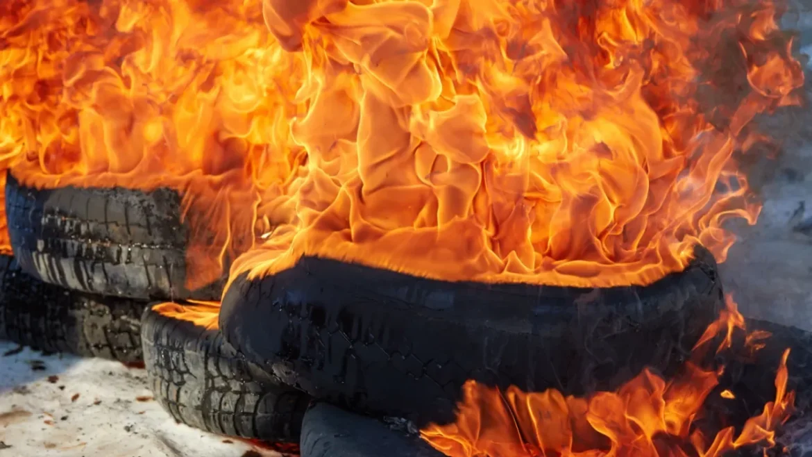 सिलीगुड़ी में भारी बवाल: बैरिकेड तोड़े, टायर फूंके, पुलिस ने प्रदर्शनकारियों पर दागे आंसू गैस के गोले,लाठीचार्ज