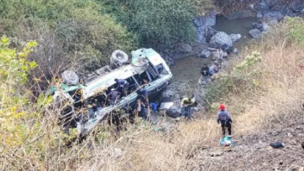देहरादून में भीषण हादसा: ट्रक को पास देते समय धंसी सड़क, खाई में समाई बस, 3 की मौत, 15 गंभीर