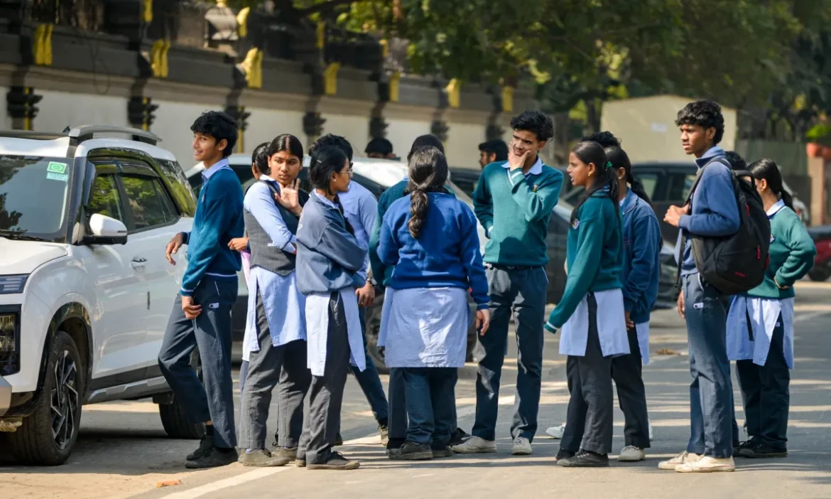 Delhi के इन स्कूलों में फिर मचा 'बम' का शोर, एक ईमेल ने उड़ाई बच्चों से लेकर पेरेंट्स तक की नींद