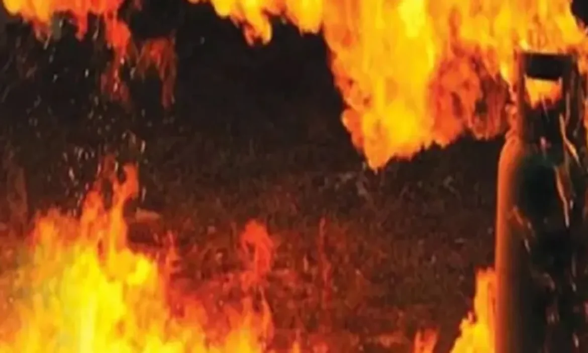 अलीगढ़ में इश्क का खौफनाक अंत: प्रेमी की मौत, शादीशुदा प्रेमिका की हालत नाजुक, घर में ही जले मिले दोनों