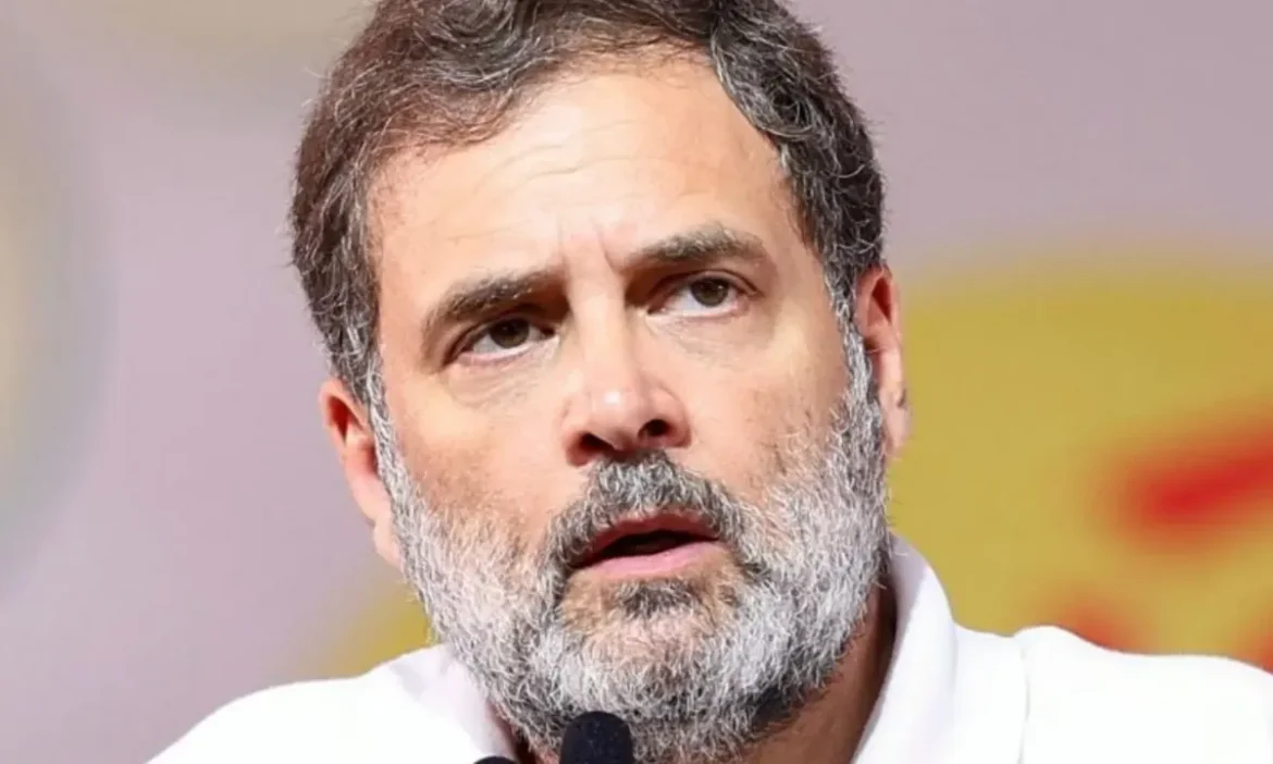 मुंबई में राहुल गांधी का भारी विरोध: एयरपोर्ट पर भाजपा कार्यकर्ताओं ने दिखाए काले झंडे