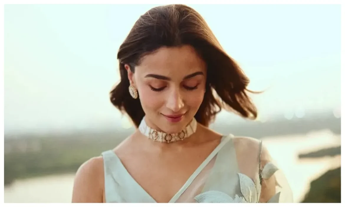 हैवी लहंगे छोड़कर, Alia Bhatt की इस लाइटवेट Organza Saree पर आया सबका दिल, सादगी में दिखी रॉयल्टी