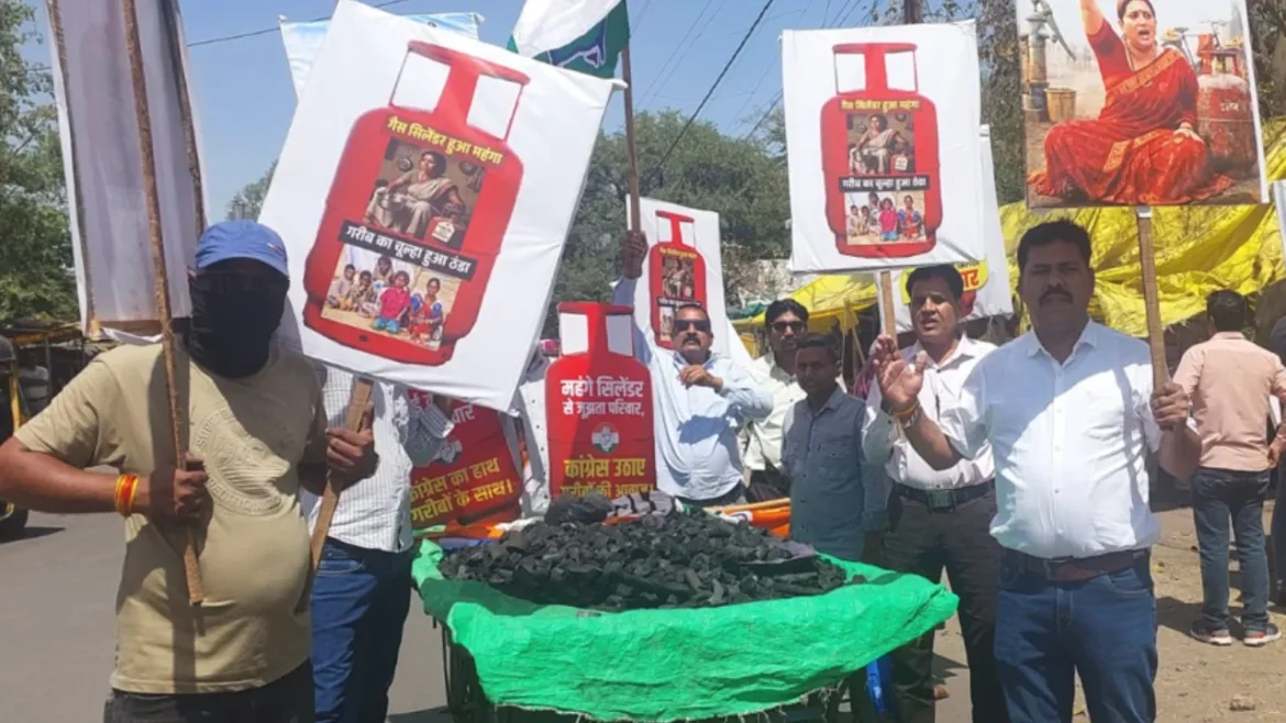 भोपाल में गैस संकटः कांग्रेस ने ठेलों पर कोयला बेचकर जताया विरोध, कहा-याद आए पुराने दिन