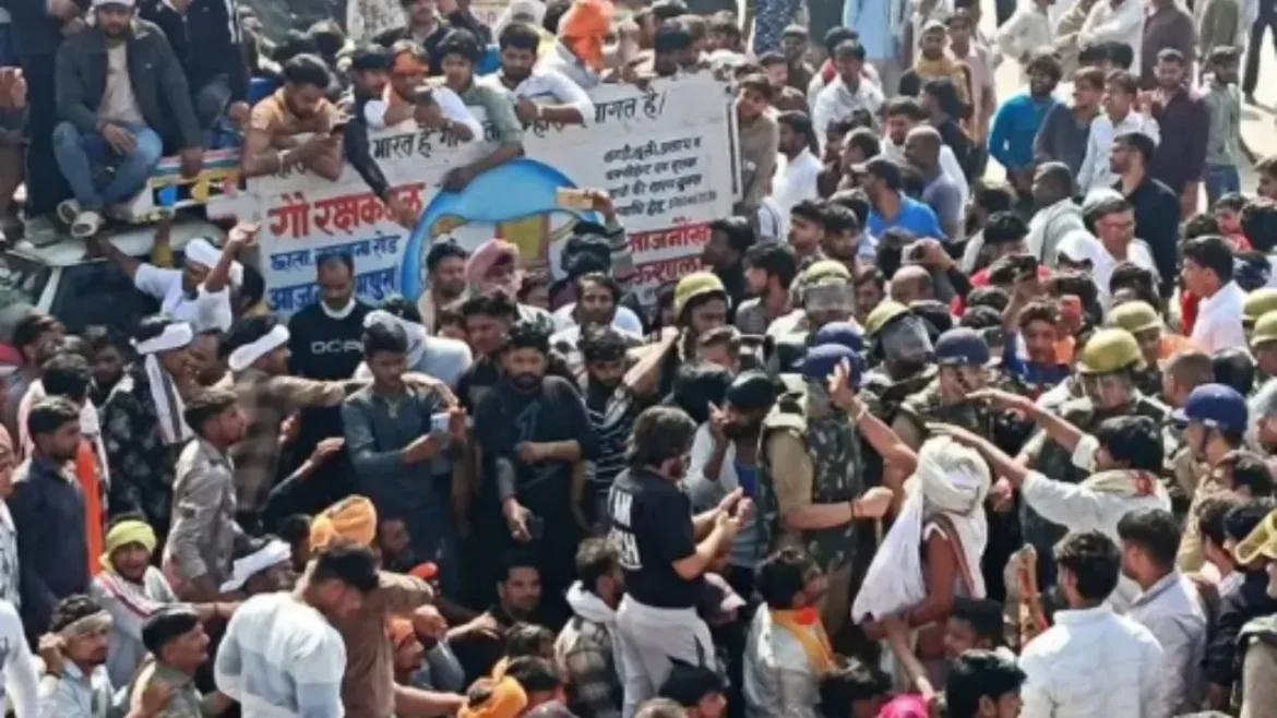 मथुरा में 'फरसा वाले बाबा' की मौत पर बवाल: गुस्साई भीड़ ने किया भारी पथराव और तोड़फोड़, पुलिस का लाठीचार्ज