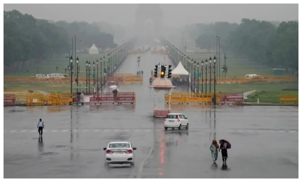 तपती गर्मी के बीच दिल्ली-NCR में इंद्रदेव की मेहरबानी, ओले और बारिश ने पलटा मौसम का मिजाज