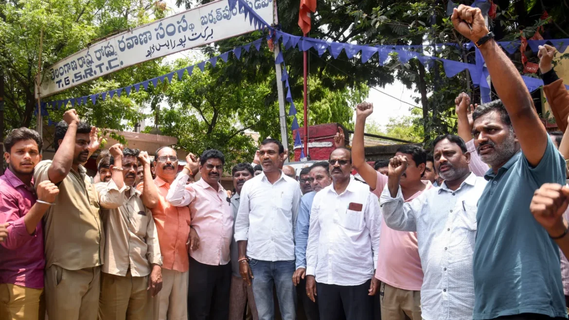 प्रदर्शन के दौरान तेलंगाना परिवहन निगम के ड्राइवर ने किया आत्मदाह, हड़ताल से पूरे राज्य में बस सेवाएं ठप