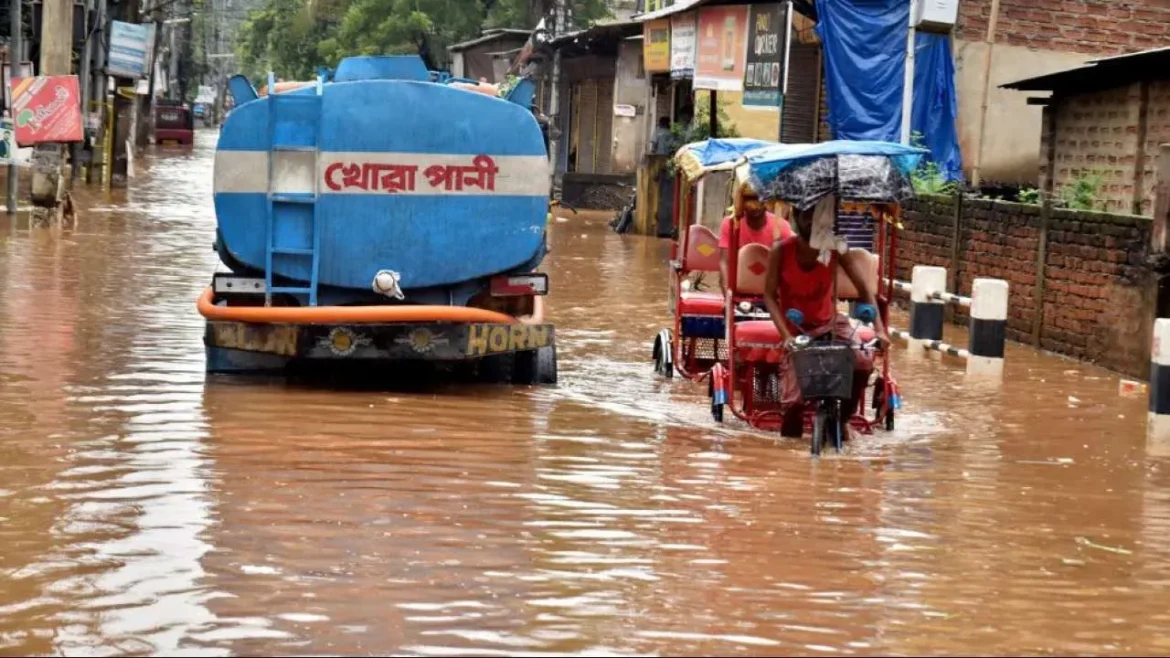 असम में तूफान से भारी तबाही: गुवाहाटी में बाढ़ जैसे हालात, एक की मौत
