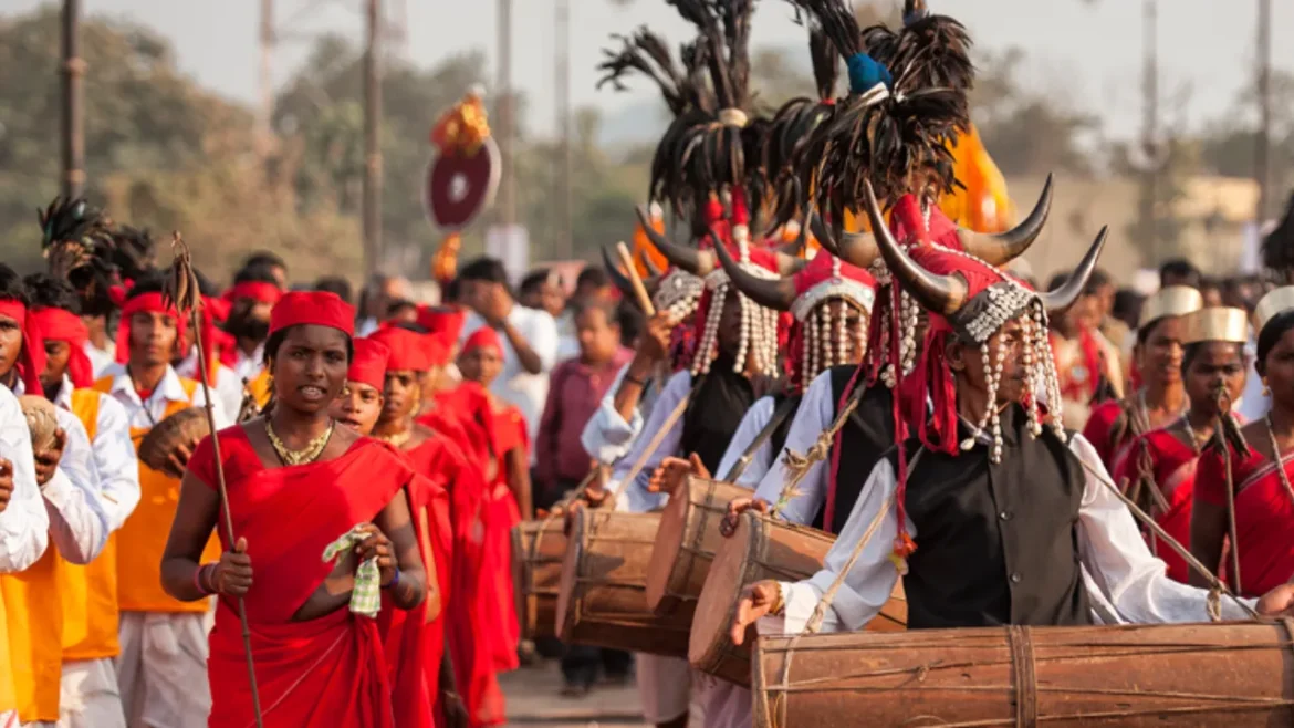 क्त बदला पर जड़ें नहीं: प्राकृतिक जीवन शैली और जनजातीय संस्कृति है आदिवासियों की पहचान