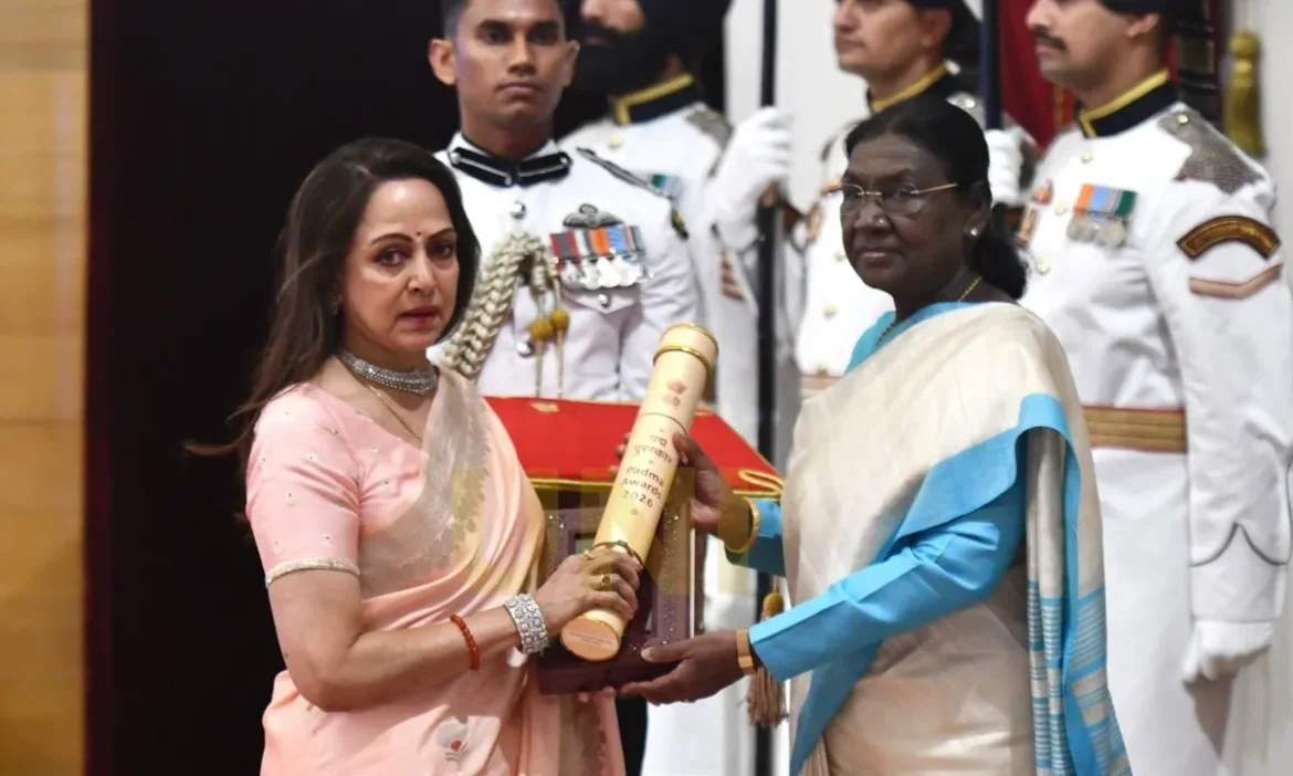 देश ने किया असली हीरोज को सलाम! Dharmendra, Harmanpreet Kaur समेत कई हस्तियों के नाम रहा Padma Awards 2026