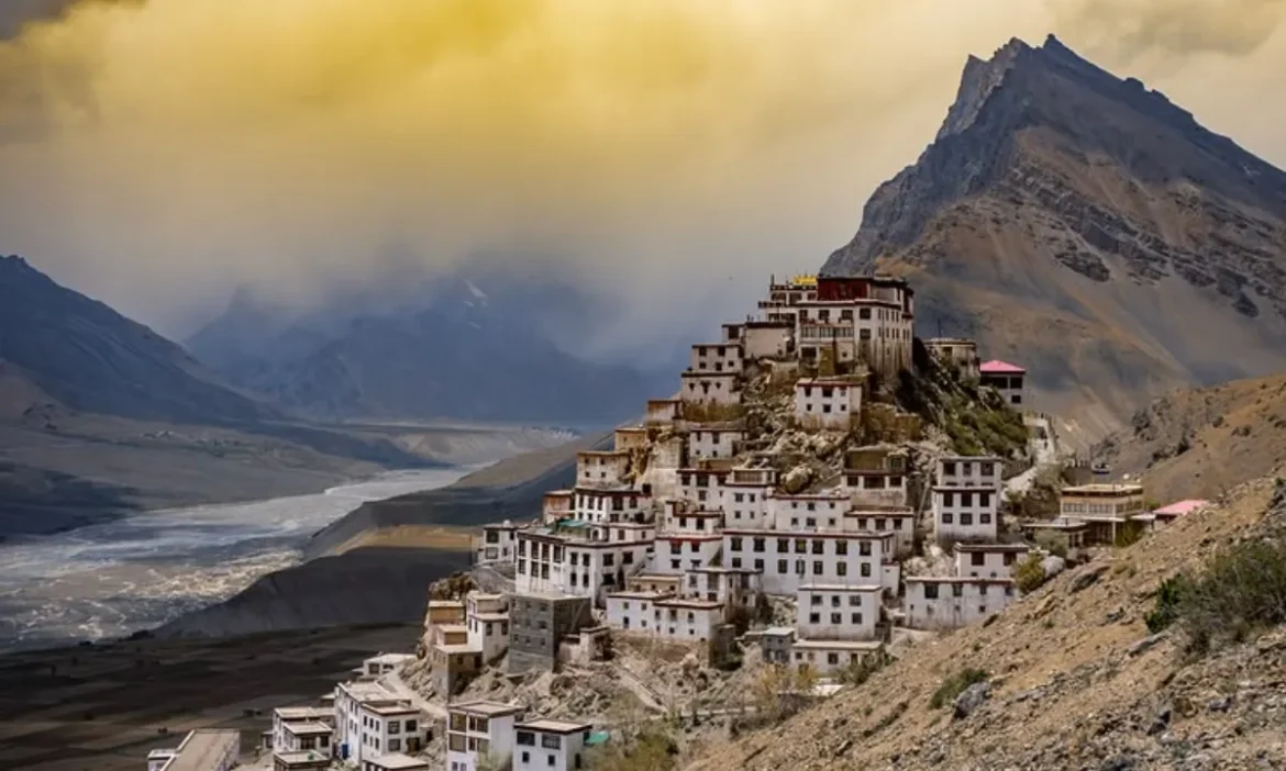 जून की गर्मी से चाहिए राहत? भारत के ये 8 Cool Places बना देंगे आपका समर वेकेशन यादगार और परफेक्ट