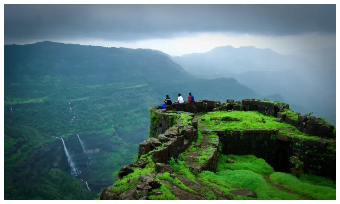 बारिश का जादू और बादलों की कहानी, भारत की 5 मैजिकल जगहें जहां Monsoon खुद बन जाता है एक खूबसूरत कहानी
