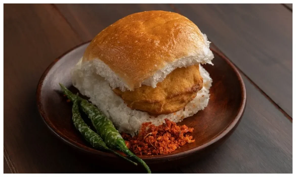 वड़ा पाव से लेकर मिसल पाव तक, ये 10 Maharashtrian Snacks हैं हर फूडी की पहली पसंद