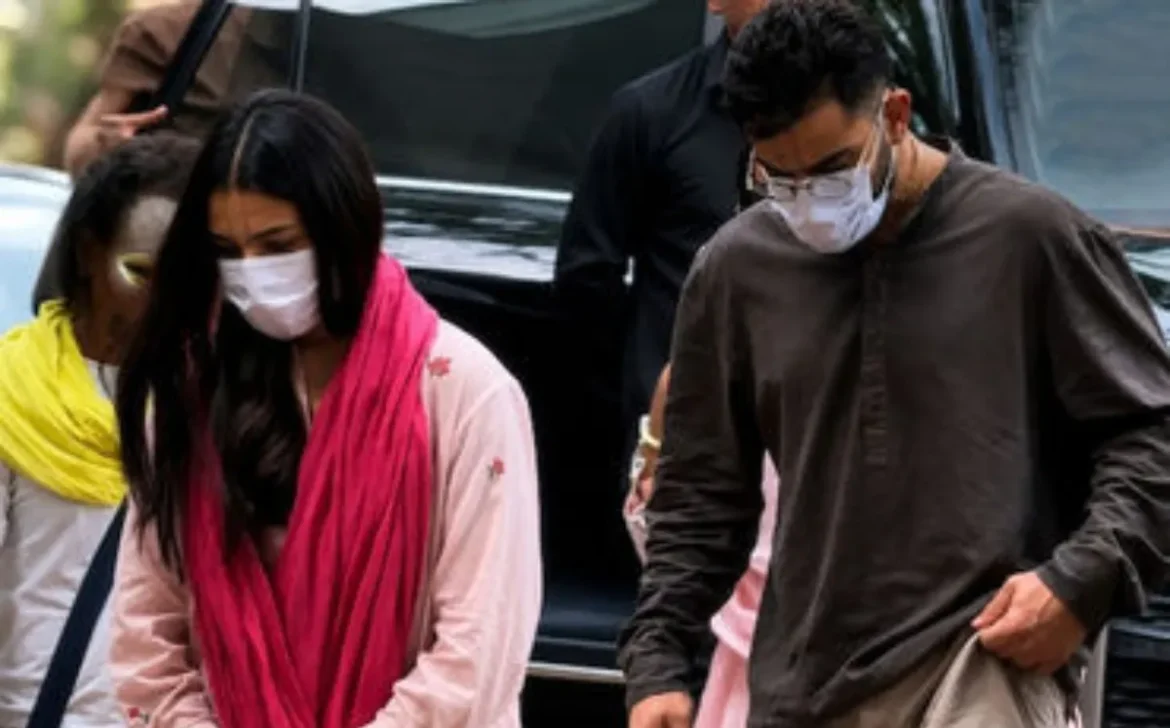 IPL ट्रॉफी जीतने के बाद वृंदावन पहुंचे Virat-Anushka, प्रेमानंद महाराज का लिया आशीर्वाद; देखें वीडियो