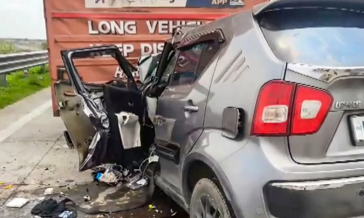 Maharashtra Car Truck Accident