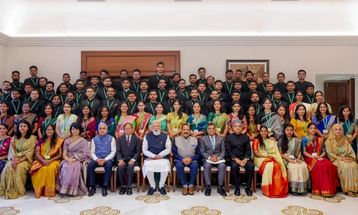 युवा IAS अफसरों को राष्ट्र-निर्माण का मंत्रः मोदी ने कहा- संवेदनशील, जवाबदेह और समावेशी प्रशासन की आवश्यकता