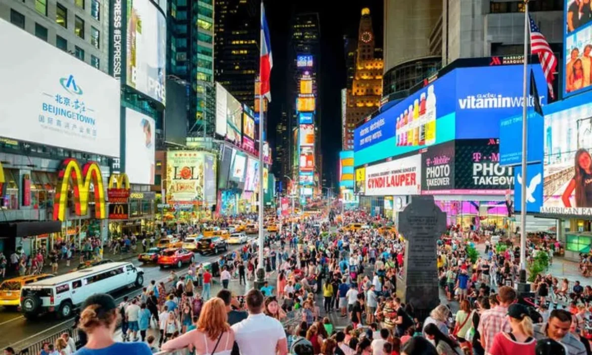 Times Square में फिर गूंजी गोलियों की आवाज, डर के मारे अफरा-तफरी में भागे लोग; देखें वीडियो