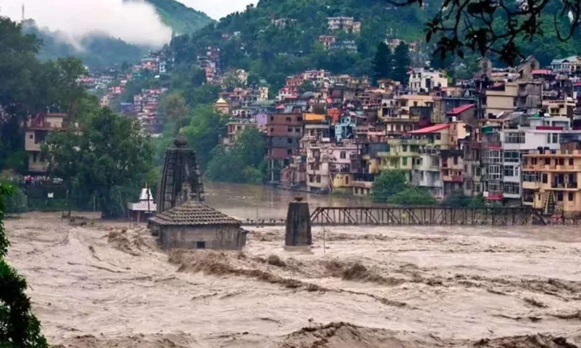 हिमाचल में भारी बारिश से तबाही: जनजीवन ठप, मनाली-शिमला-धर्मशाला का संपर्क टूटा