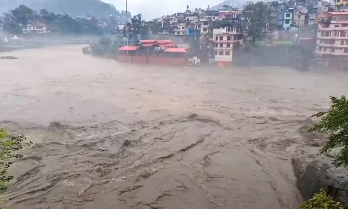 भारी बारिश से थमा हिमाचल: शिमला की 27 सड़कें बंद, सिरमौर और सोलन में स्कूल बंद, बाढ़ और भूस्खलन की चेतावनी