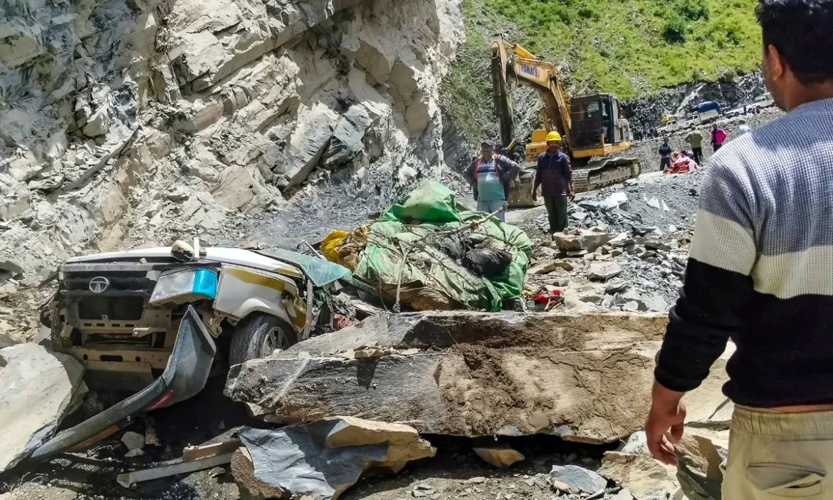 हिमाचल में भीषण हादसाः चलती कार पर गिरे पहाड़ से पत्थर, 13 की मौत, टक्कर के बाद लगी आग में पिघली गाड़ी
