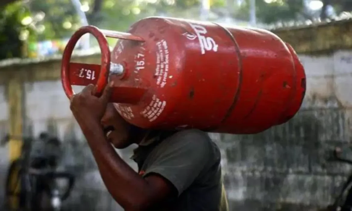 होटल-रेस्टोरेंट वालों को बड़ी राहत! Commercial LPG गैस सिलेंडर हुआ सस्ता, लेकिन घर की रसोई का बिल नहीं होगा कम!