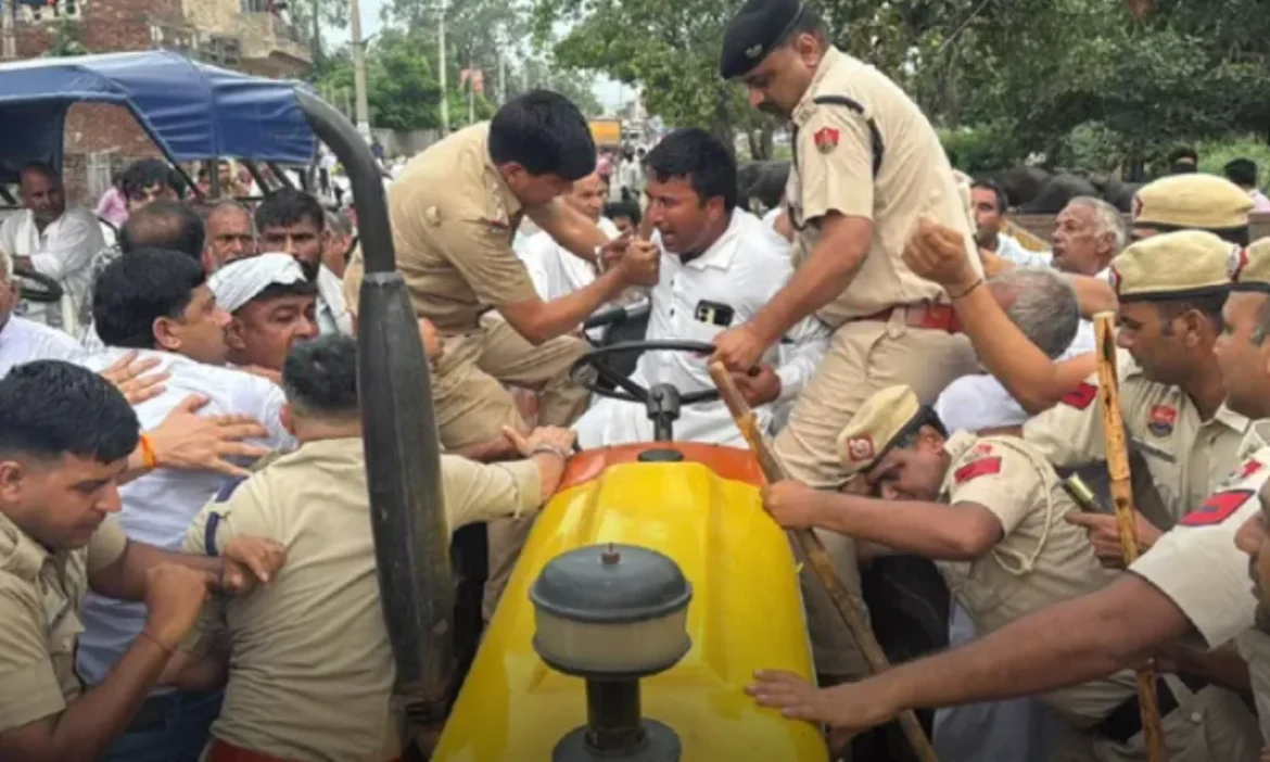 हरियाणा के हांसी में भारी बवाल: पुलिस से झड़प के बाद प्रदर्शनकारियों पर लाठीचार्ज, पथराव से पुलिस अधीक्षक घायल