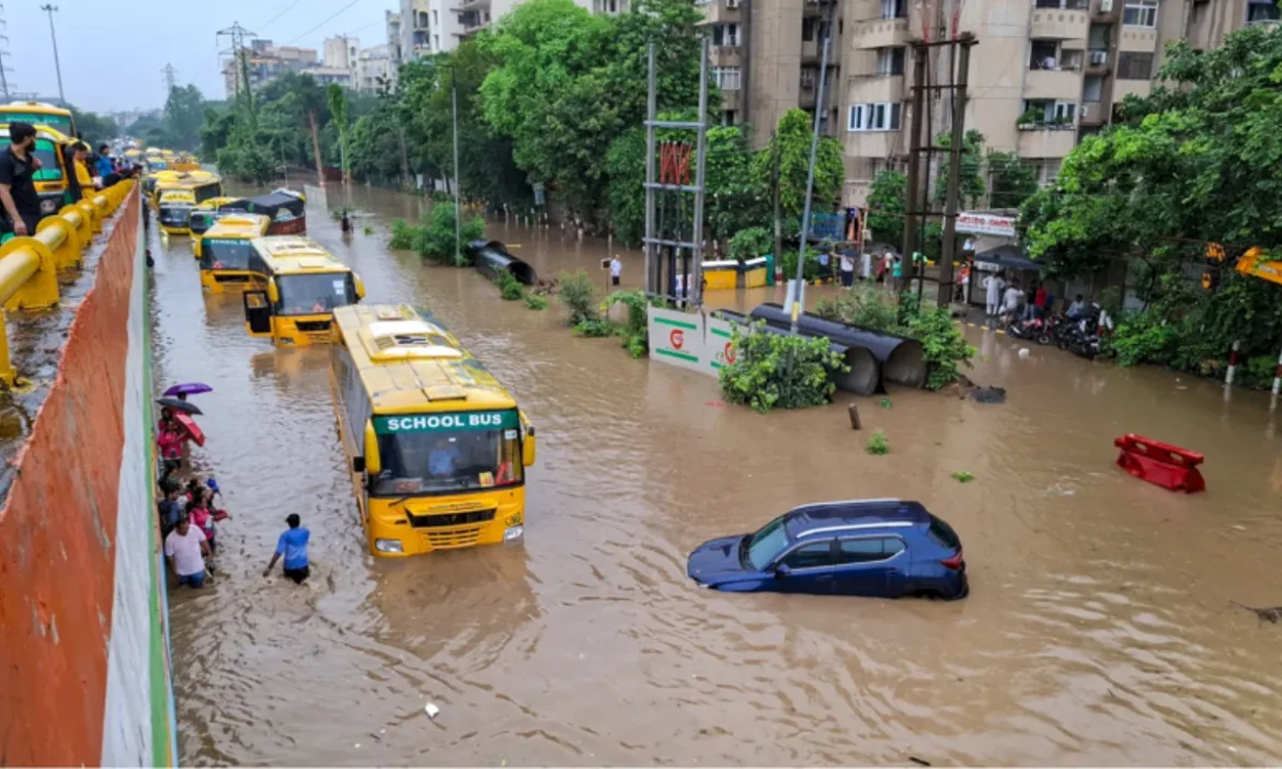 उत्तर भारत में मूसलाधार बारिश से हाहाकारः दिल्ली-NCR समेत कई राज्यों थमी जिंदगी, गुरुग्राम में 'वर्क फ्राम होम' का आदेश