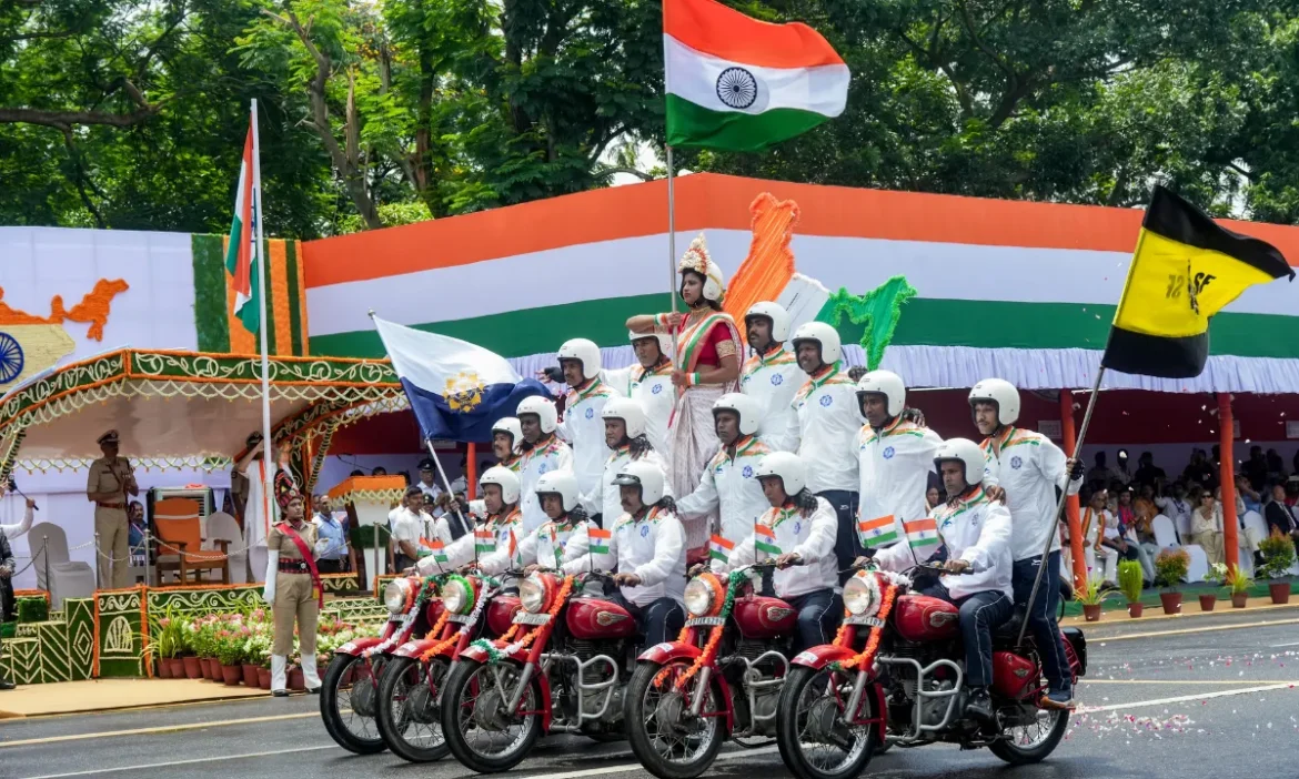 स्वतंत्रता दिवस पर भारत की उपलब्धियों का गौरवगानः सुरक्षित, मज़बूत और आत्मनिर्भर भारत का संकल्प