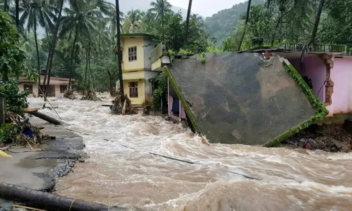 केरल में भारी बारिश और भूस्खलन से 4 की मौत, बाढ़ में डूबी सड़कें, नेशनल हाईवे ठप, हजारों वाहन फंसे