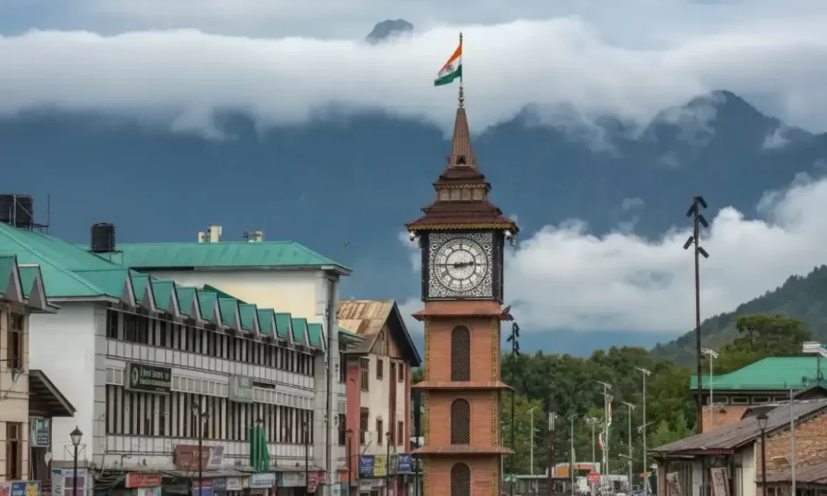 ऐतिहासिक फैसले के 7 साल: घाटी में थमी पत्थरबाजी और बढ़ा पर्यटन, पर सुरक्षा चुनौतियां अब भी बरकरार