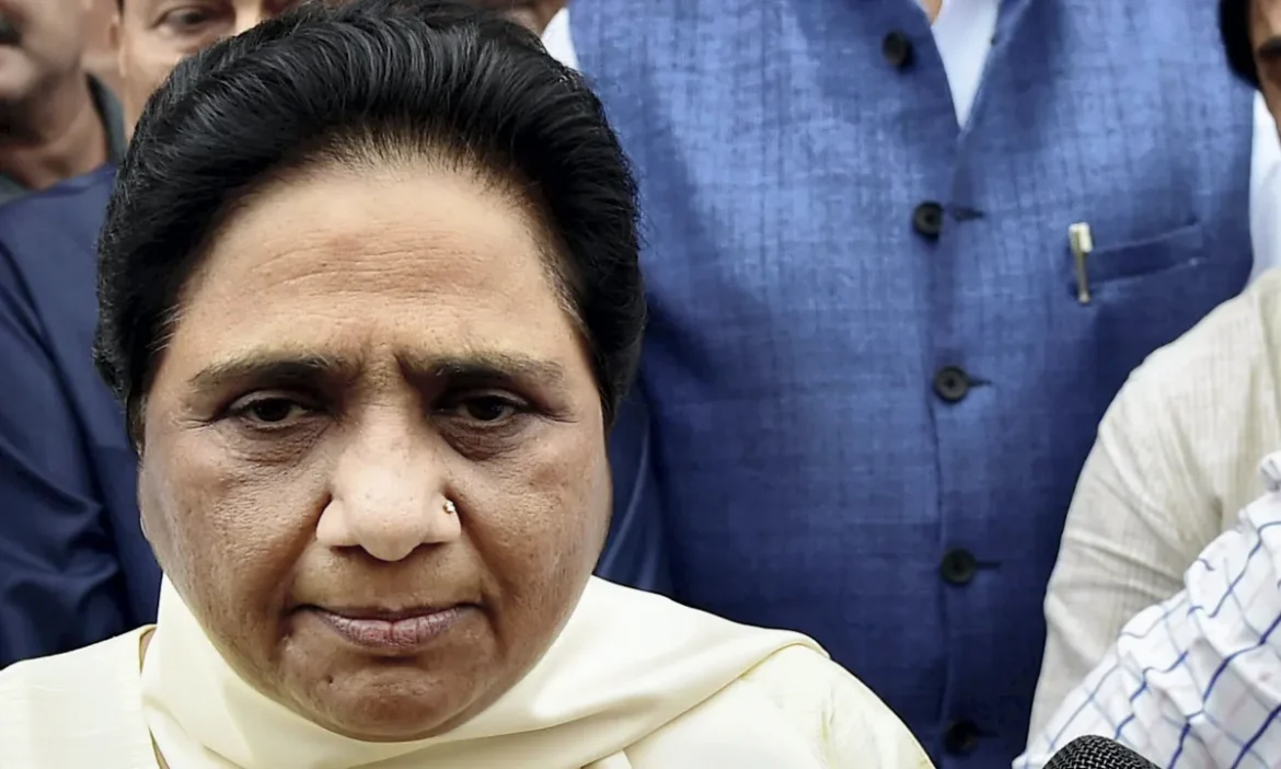 यूपी चुनाव से पहले मायावती का बड़ा एक्शन:अशोक सिद्धार्थ और रणधीर बेनीवाल को दिखाया बाहर का रास्ता
