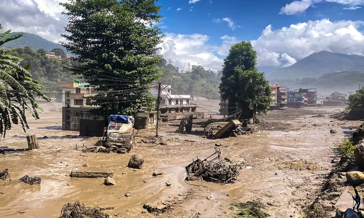 नेपाल में अचानक आई बाढ़ में 16 की मौत, 105 भारतीयों समेत 400 पर्यटक लापता, मदद के लिए भारत-चीन ने बढ़ाया हाथ
