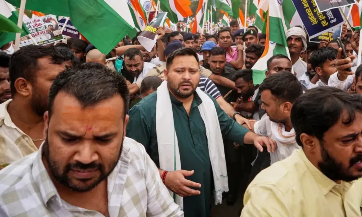 बैरिकेड्स टूटे, पुलिस से धक्का-मुक्की: पेपर लीक और बेरोजगारी के खिलाफ पटना की सड़कों पर RJD का उग्र प्रदर्शन