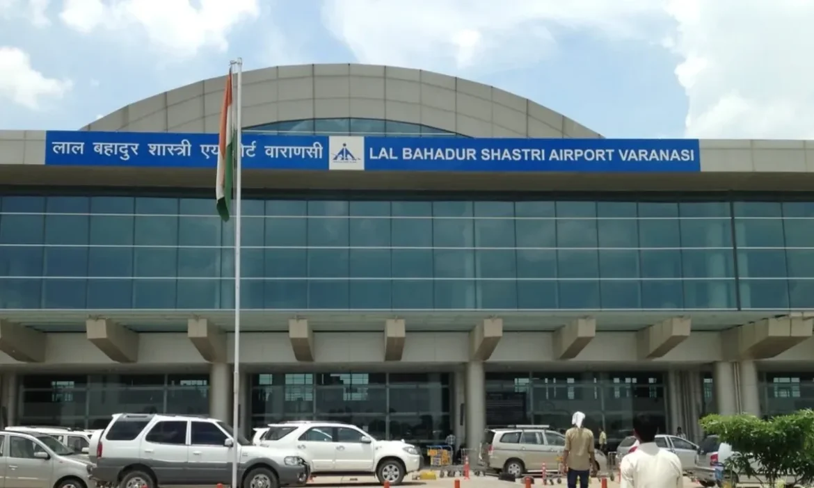 वाराणसी एयरपोर्ट पर सुरक्षा जांच के दौरान बड़ा हादसा, यात्री की पिस्तौल से चली गोली, दो लोग घायल