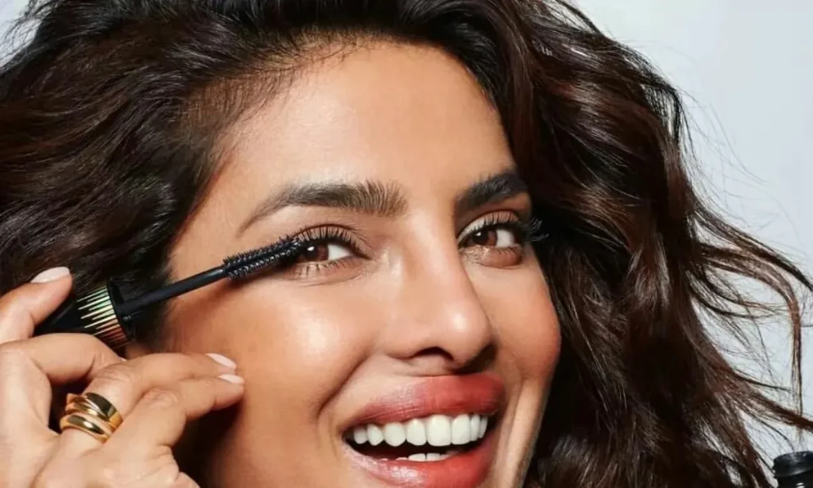 Waterproof Mascara उतारते वक्त न करें ये गलती, वरना टूटकर हाथों में आ जाएंगी आपकी खूबसूरत पलकें; जानें कैसे करें साफ