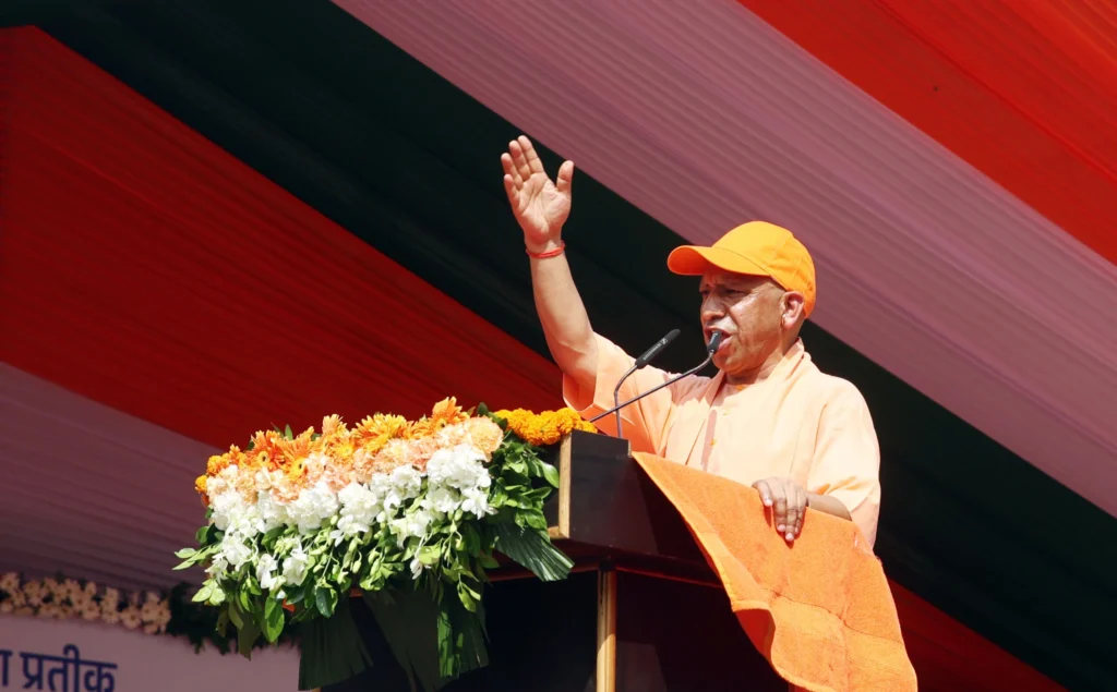 CM Yogi flagged off Tiranga Yatra Lucknow