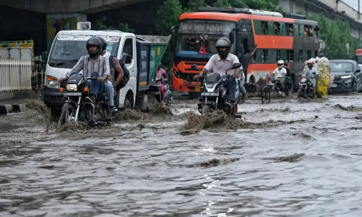 नोएडा समेत दिल्ली-NCR में जोरदार बारिश, फरीदाबाद में भी बरसे बदरा, रेड और ऑरेंज अलर्ट जारी, कई इलाके डूबे