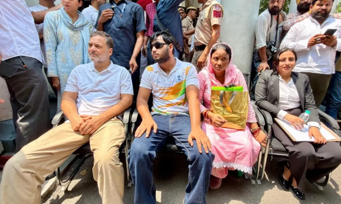 Rahul Gandhi dharna Parliament Street police station