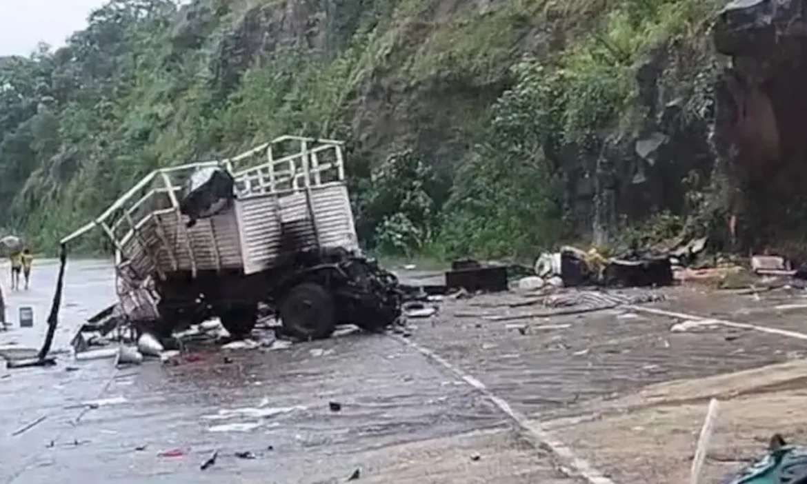 छत्तीसगढ़ के बालोद में भीषण सड़क हादसा: पिकअप को घसीटता ले गया 16 पहिया ट्रक, 6 की मौत, 7 गंभीर