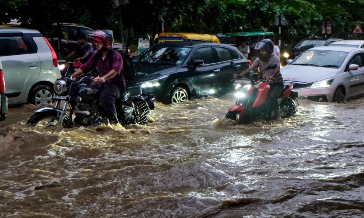 Delhi-NCR में बारिश का सिलसिला जारी, आज फिर बरसेंगे बादल; कई इलाकों में जारी अलर्ट