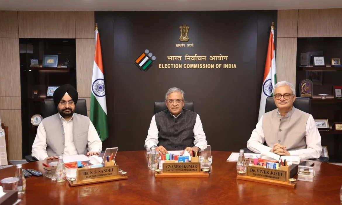 SIR नोटिस पाने वालों को बड़ी राहत, BLO घर-घर जाकर जुटाएंगे दस्तावेज, दिल्ली-महाराष्ट्र में बढ़ी समय सीमा