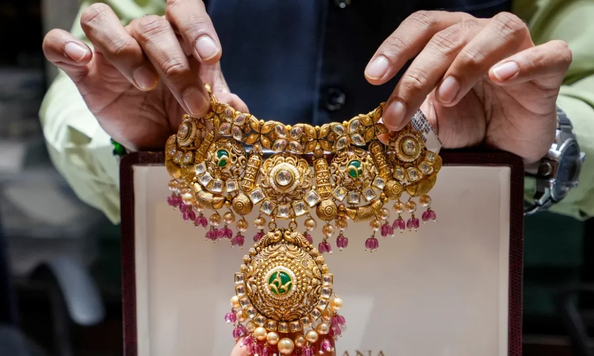 सोने की चमक पड़ी फीकी! तेल की कीमतों और मजबूत डॉलर के दबाव में Gold हुआ फिर सस्ता