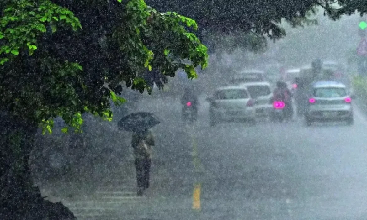 उत्तराखंड में भारी बारिश से बद्रीनाथ-ऋषिकेश हाईवे बंद, सड़क के दोनों ओर फंसे सैकड़ों तीर्थयात्री, 6 जिलों के लिए रेड अलर्ट