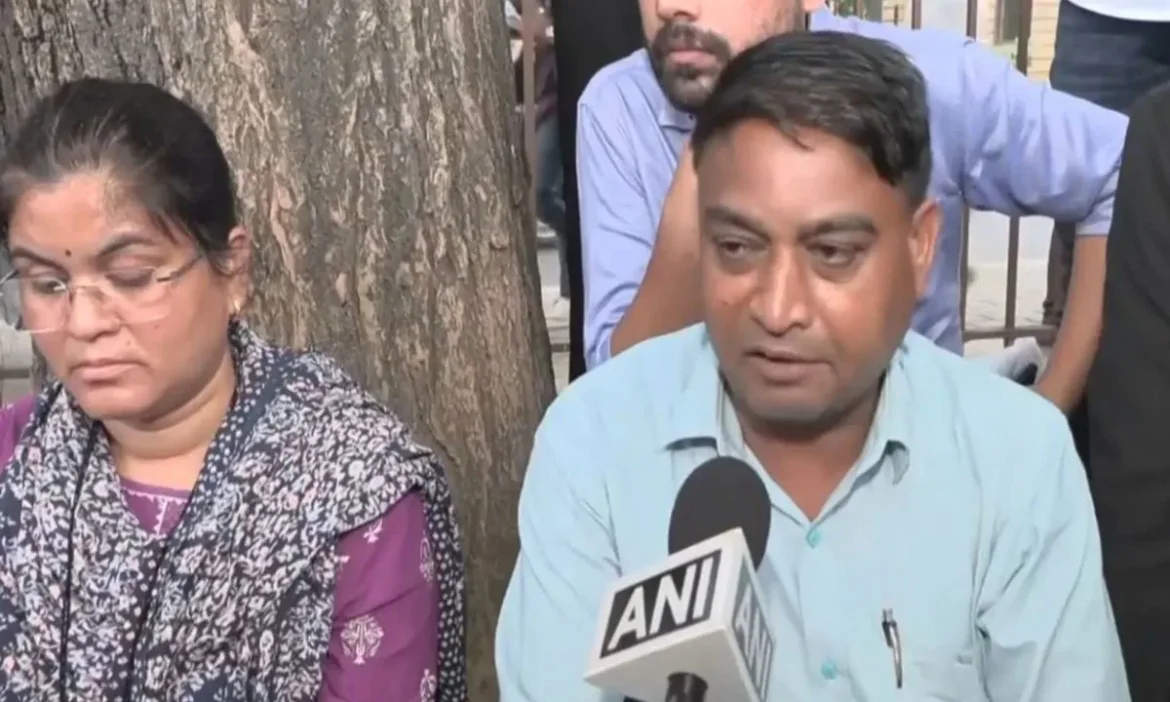 IIT Bombay student death Parents protest at Azad Maidan