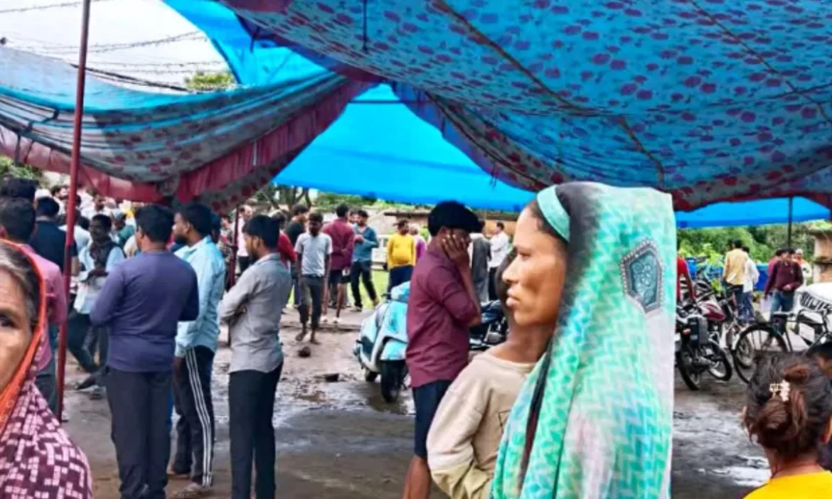 मध्य प्रदेश के मंडला में बड़ा हादसा : गणेश पंडाल पर टूटकर गिरा बिजली का तार, करंट लगने से 4 की मौत, 4 गंभीर
