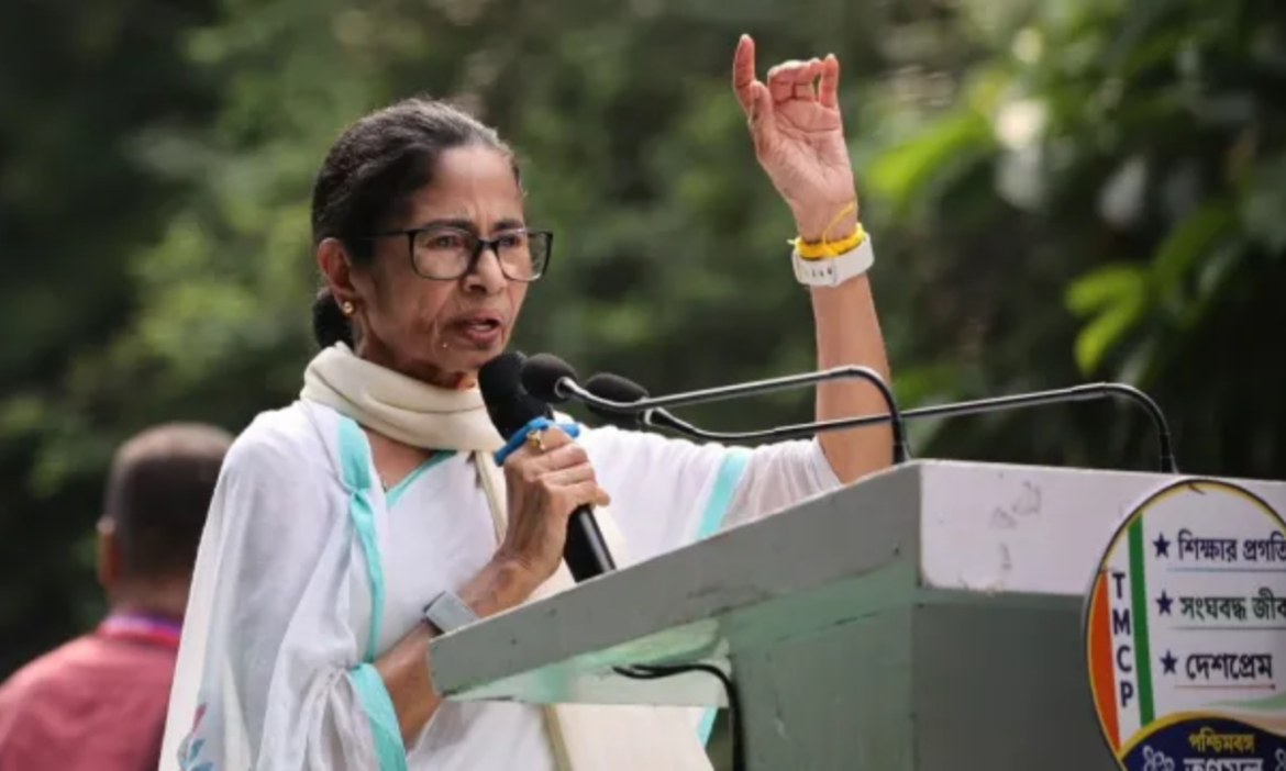 प. बंगाल में सियासी घमासान : ममता बनर्जी का दावा- रैली में जाने से रोकने के लिए पुलिस और BJP ने रोका रास्ता
