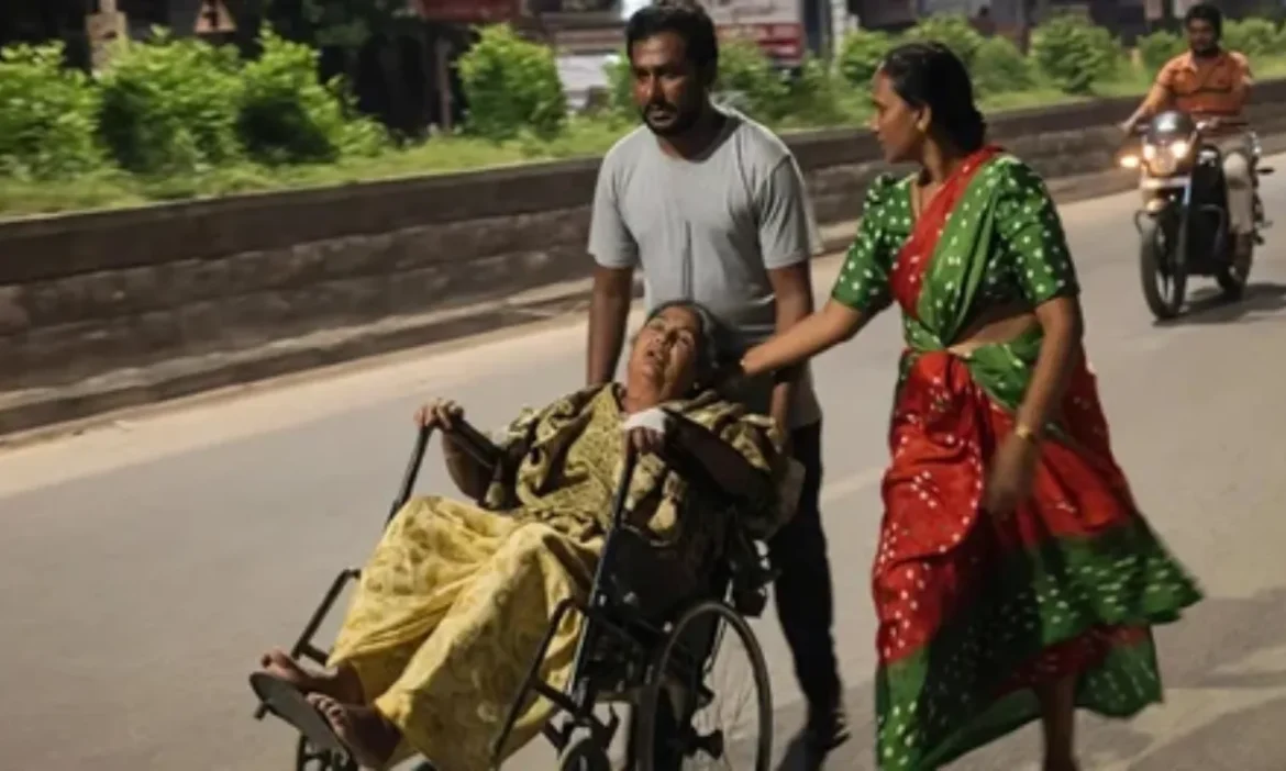 गिड़गिड़ाता रहा बेटा पर नहीं पसीजा डॉक्टरों का दिल :अस्पताल में 5 घंटे तक नहीं मिला बेड तो व्हीलचेयर पर बीमार मां को लेकर पहुंचा विधायक के घर