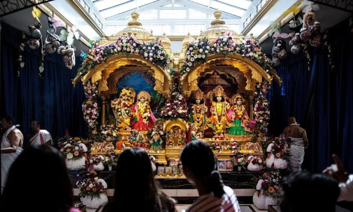 मथुरा से द्वारका तक कान्हा के रंग में रंग जाएगा सफर, Janmashtami पर इन 5 जगहों पर जरूर लें कृष्ण भक्ति का असली आनंद