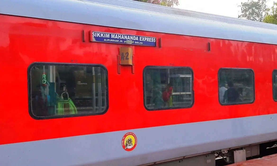 दिल्ली जा रही सिक्किम महानंदा एक्सप्रेस की दो बोगियां पटरी से उतरीं, सभी यात्री सुरक्षित