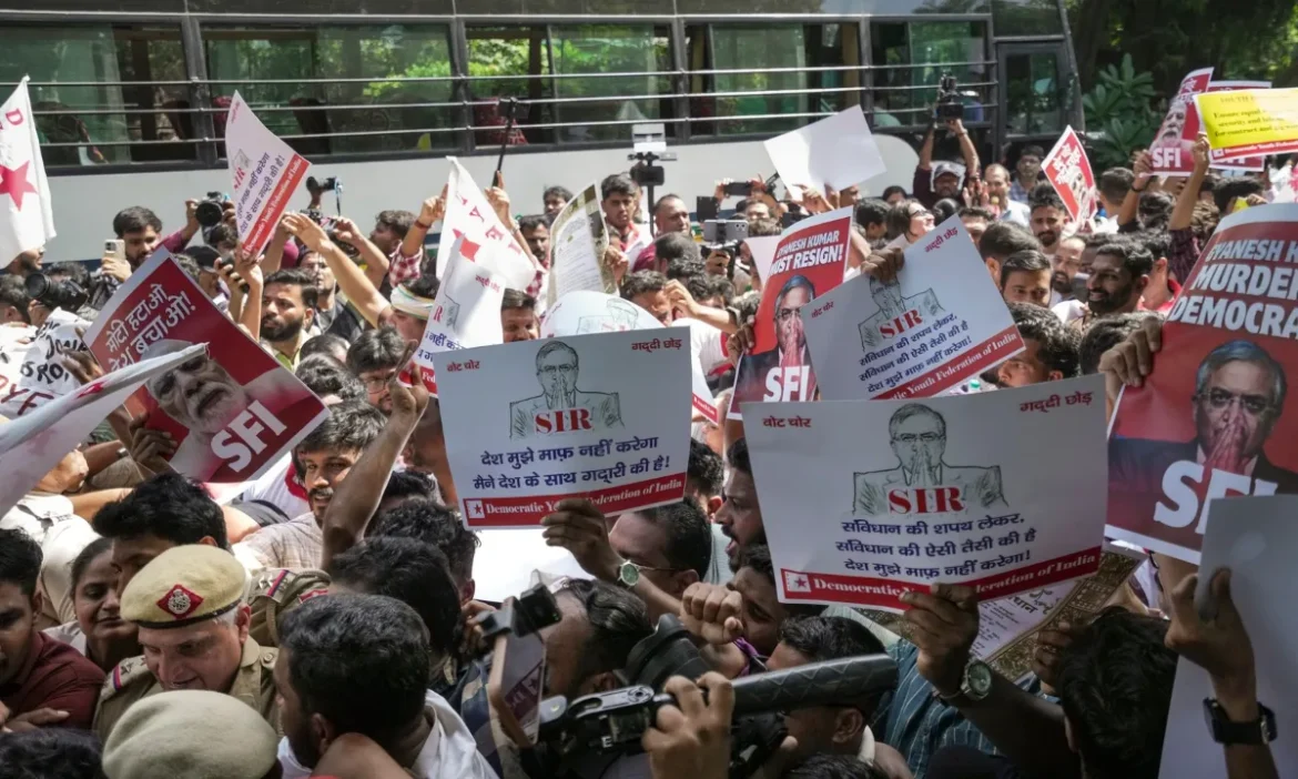 दिल्ली में ज्ञानेश कुमार के इस्तीफे के लिए सड़कों पर उतरे लोग, पुलिस ने AAP सांसद संजय सिंह को रोका