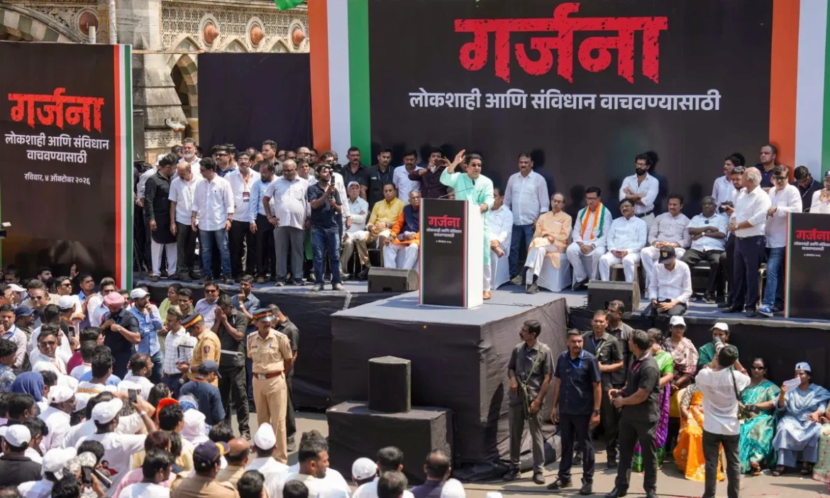 मुंबई की सड़कों पर 'विराट गर्जना मोर्चा': CEC के खिलाफ ठाकरे भाइयों की अगुवाई में उमड़ा सैलाब